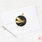 Gouden libel in zwarte cirkel ronde sticker (Envelop)