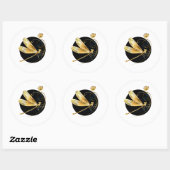Gouden libel in zwarte cirkel ronde sticker (Vel)
