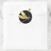 Gouden libel in zwarte cirkel ronde sticker (Tas)