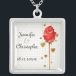 Gouden Liefde Harten en Rode Bruiloft Zilver Vergulden Ketting<br><div class="desc">Een elegant ketting om je huwelijken te vieren met goudkleurige liefdesharten die achter een lange gesteelde rode rozenknop hangen. De achtergrond is een subtiel patroon van liefdesharten. De tekst is volledig aanpasbaar voor uw eigen speciale gelegenheid.</div>