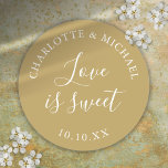 Gouden liefde is zoete huwelijksgunst ronde sticker<br><div class="desc">Gouden bruiloft gunst liefde is lieve klassieke ronde sticker. Ontworpen door Thisnotme©</div>