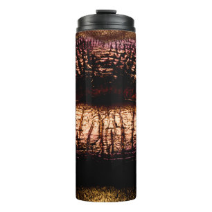 Gouden lippen close-up. Gouden metalen lip. Mooie Thermosbeker