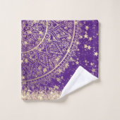 Gouden Lotus Mandala met gouden sterren op Paarse Bad Handdoek (Wasdoekje)