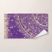 Gouden Lotus Mandala met gouden sterren op Paarse Bad Handdoek (Handdoek)