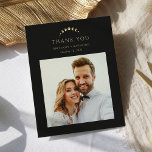 Gouden Maan Bruiloft Bedankkaart<br><div class="desc">Spreek je dankbaarheid uit met de fascinerende "Gold Moon Wedding Thank You Cards", geplaatst tegen een diepe en betoverende zwarte achtergrond. De gouden halve maan en een aanpasbare foto van het paar staan centraal, symboliseren dankbaarheid en werpen een hemelse gloed tegen het middernachtelijke doek dat de magie van je speciale...</div>