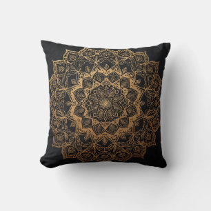 Gouden mandala op zwart kussen