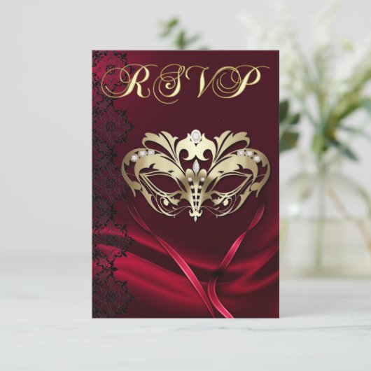 Gouden Masquerade Rode Edelsteen RSVP Uitnodiging (Staand voorkant)