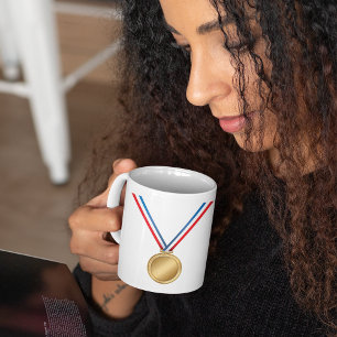 Gouden medaille-onderscheiding met rood-wit-blauwe koffiemok