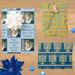 Gouden Menorah Typografie Foto Blauwe Chanoeka Inpakpapier Vel<br><div class="desc">Shop Chanoeka inpakpapier vellen in een leuk assortiment van gouden Menorah strepen, blauw op geel goud typografie en een gepersonaliseerde voeg uw foto ontwerp. Upload uw foto en personaliseer twee aparte tekst sjablonen op het licht pastelblauwe ontwerp. Creëer wat Chanukah juichen door de naam van je kind toe te voegen...</div>