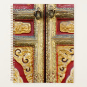 Gouden metaalwerk op deur planner (Voorkant)