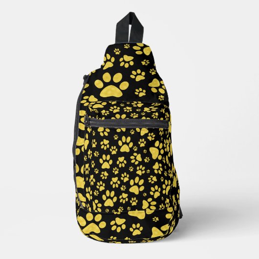 Gouden metalen patroonpoten op zwarte achtergrond sling bag (Voorkant)