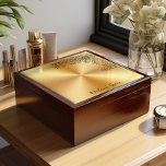 Gouden Metallic Bloemen Rand Gepersonaliseerd Cadeaudoosje<br><div class="desc">Eenvoudige luxe juwelendoos, een perfecte mix van elegantie en personalisatie. Gemaakt van echt hout en keramische top met een gouden metallic bedrukt ontwerp, is deze juwelendoos ontworpen om zowel een mooi display stuk als een functionele opslagoplossing te zijn. De bovenkant van de doos is voorzien van een prachtig cirkelvormig gouden...</div>