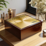 Gouden Metallic Druppelende Glitter Gepersonalisee Cadeaudoosje<br><div class="desc">Deze luxe sieradendoos heeft een oogverblindende weergave van druipend goud glitter geplaatst tegen een achtergrond van gepolijst, geborsteld metaal. Het glinsterende goud druppelt creëer een betoverend effect, dat elegantie en verfijning uitstraalt. Dit glamoureuze ontwerp is perfect geschikt voor een mahonie sieradendoos en voegt een vleugje weelde toe aan uw dierbare...</div>