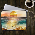 Gouden Metallic Zonsondergang Over de Oceaan met M Laptop Sleeve<br><div class="desc">Deze boeiende laptophoes heeft een adembenemende strandzonsondergang-afbeelding! Met dit unieke accessoire kunt u een stukje paradijs met u meenemen,  waar u ook gaat,  en een vleugje sereniteit en schoonheid toevoegen aan uw dagelijkse routine. Personaliseer het met uw gewenste naam.</div>