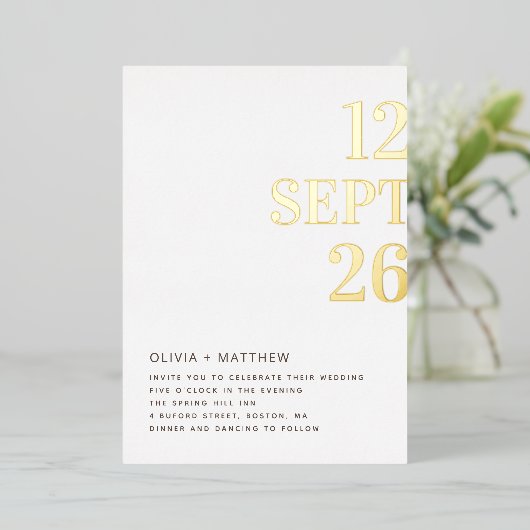 Gouden moderne schone typografie bruiloft + detail folie uitnodiging (Staand Voorkant)