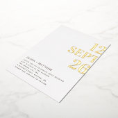 Gouden moderne schone typografie bruiloft + detail folie uitnodiging (Gedraaid)