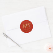 Gouden moderne script 80ste verjaardagsfeest rood ronde sticker (Envelop)