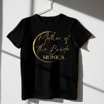 Gouden moderne script minimalistische moeder van d t-shirt<br><div class="desc">Gouden moderne scrip minimalistische moeder van de bruid cadeau gepersonaliseerde naam T-Shirt,  mooie bijpassende shirt voor een speciale dag fotoshoot en plezier.</div>