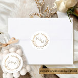 Gouden Monogram Bruiloft Envelop Seal / Favor stic Ronde Sticker<br><div class="desc">Elegante monogram bruiloft envelop afdichting en / of gunst sticker. Ontwerp met een prachtig handgetekend monogram in faux gouden folie print met de initialen van het paar en een gepersonaliseerde tekst sectie hieronder, die kan worden gebruikt voor de datum of een korte boodschap zoals "Bedankt voor uw komst!" Twee grootteopties...</div>