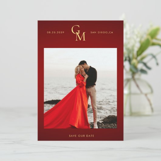 Gouden Monogram Donkerrode Stemming Foto Passie Br Save The Date (Staand voorkant)