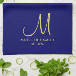 Gouden Monogram Familienaam Marine Blauw Effen Kle Theedoek<br><div class="desc">Custom Upload Voeg uw foto of Logo tekst Elegant Schattige monogram keuken & eetkamer / tafel & keukenlinnen / Initiaal familienaam Sjabloon Gold Monogram marineblauw effen kleur keukenhanddoek.</div>