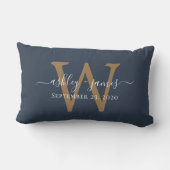 Gouden Monogram Huwelijksdatum Donkerblauw Kussen (Achterkant)