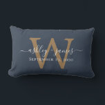 Gouden Monogram Huwelijksdatum Donkerblauw Kussen<br><div class="desc">Elegant huwelijksgeschenk kussen met je namen in witte chic handgeschreven kalligrafie en je stijlvolle gouden monogram op een donkerblauwe achtergrond. Voeg eenvoudig je namen, monogram en huwelijksdatum toe. Geweldig geschenk voor een pasgetrouwd stel. Exclusief ontworpen voor jou door Happy Dolphin Studio. Als je hulp nodig hebt of bijpassende producten, neem...</div>