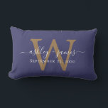 Gouden Monogram Huwelijksdatum Navyblauw Kussen<br><div class="desc">Elegant huwelijkscadeau kussen met uw namen in witte chic handgeschreven kalligrafie en uw stijlvolle gouden monogram op een navyblauwe achtergrond. Voeg eenvoudig uw namen, monogram en huwelijksdatum toe. Geweldig cadeau voor een pasgetrouwd stel. Exclusief ontworpen voor u door Happy Dolphin Studio. Als u hulp nodig heeft of bijpassende producten, neem...</div>