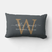 Gouden Monogram Huwelijksdatum Off-Black Kussen (Achterkant)