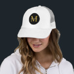 Gouden Monogram Initiaal Zwart Wit Trucker Hat Trucker Pet<br><div class="desc">Laat uw persoonlijke stijl zien met deze trendy trucker-hoed, met een opvallend monogram-ontwerp. De zwarte cirkel en gouden initialen creëer zijn een stijlvol contrast, waardoor het een ideaal accessoire is voor elke outfit, familiereünie of zakelijk evenement. Geen minima, bulk beschikbaar. Dit pet is meer dan alleen een hoofddeksel; het is...</div>