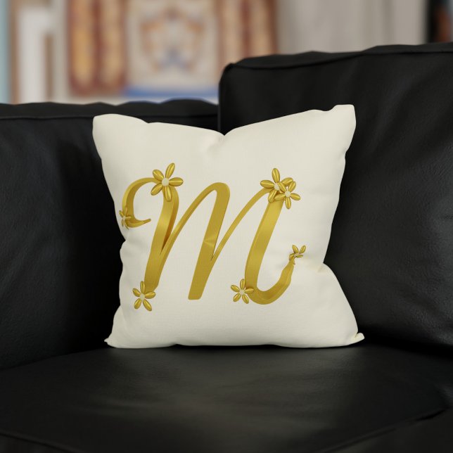 Gouden Monogram Letter M met Bloemen Details Crème Kussen (A pretty cream pillow with a gold letter M with cute little flowers just for you)