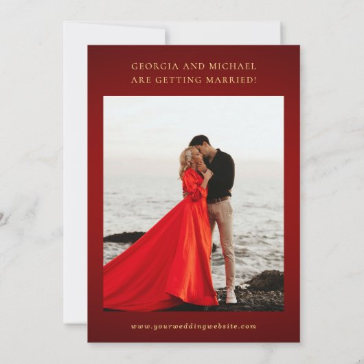 Gouden Monogram Minimalistische Donkerrode Stijlvo Save The Date (Achterkant)