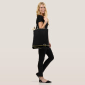 Gouden monogram op zwarte achtergrond tote bag (Op model)