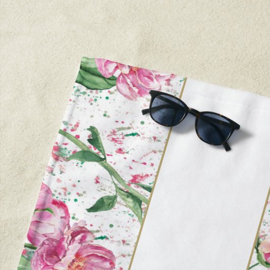 Gouden Monogram Roze Pioenrozen Groene Bladeren Jo Strandlaken (In situ)