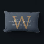 Gouden Monogram Trouwdatum Donkerblauw Kussen<br><div class="desc">Elegant trouwkussen met je namen in witte chic handgeschreven kalligrafie en je stijlvolle gouden monogram op een donkerblauwe achtergrond. Voeg eenvoudig je namen, monogram en trouwdatum toe. Geweldig geschenk voor een pasgetrouwd stel. Exclusief voor jou ontworpen door Happy Dolphin Studio. Als je hulp nodig hebt of bijpassende producten, neem dan...</div>