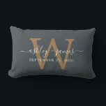 Gouden Monogram Trouwdatum Off-Black Kussen<br><div class="desc">Elegante trouwcadeau kussen met je namen in witte chic handgeschreven kalligrafie en je stijlvolle gouden monogram op een off-black achtergrond. Voeg eenvoudig je namen, monogram en trouwdatum toe. Geweldig cadeau voor een pasgetrouwd stel. Exclusief ontworpen voor jou door Happy Dolphin Studio. Als je hulp nodig hebt of bijpassende producten, neem...</div>