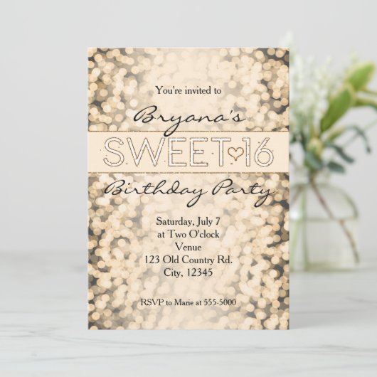 Gouden Mousserende Lights SWEET 16 Party Uitnodigi Kaart (Staand voorkant)