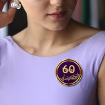 gouden muzieknoten voor de 60ste verjaardag op het ronde button 5,7 cm<br><div class="desc">Donkere paarse achtergrond met faux gouden muzieknoten voor een 60ste verjaardagsfeestje. Met een faux goud lijst. Sjablonen voor leeftijd en naam. De naam wordt geschreven in een handgeschreven stijlmanuscript. Gouden letters en cijfers.</div>
