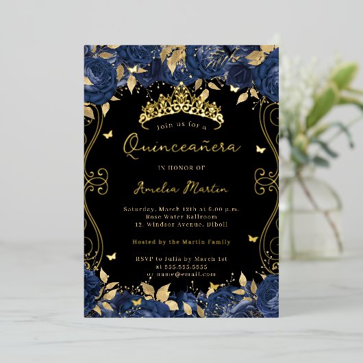 Gouden Navy Black Swirl Scroll Floral Quinceanera Folie Uitnodiging (Staand Voorkant)
