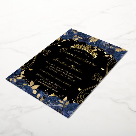 Gouden Navy Black Swirl Scroll Floral Quinceanera Folie Uitnodiging (Gedraaid)