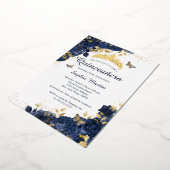 Gouden Navy Butterfly Flower Elegant Quinceanera Folie Uitnodiging (Gedraaid)