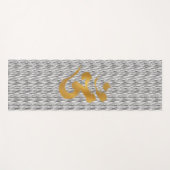 Gouden "Ohm" symbool op zwart Zig Zag patroon Yogamat (Voorkant (horizontaal))