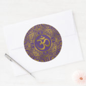 Gouden OM symbool met op pastel paarse Ronde Sticker (Envelop)