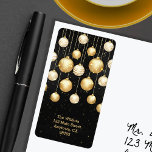 Gouden Ornamenten op Black Christmas Return Adres Etiket<br><div class="desc">Gouden en witte kerstboom ornamenten accentueren deze zwarte adresetiketten gepersonaliseerd met jouw naam en adres. Stijlvol voor het verzenden van uw coördinerende kerst wenskaarten en kerst fotokaarten. Overeenkomende items in ons collectie.</div>