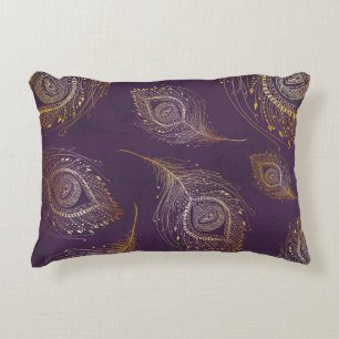 Gouden pauwenveer, violette achtergrond. accent kussen