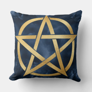 Gouden pentagramsymbool op blauw kussen