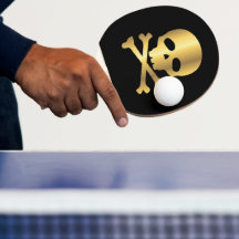 Gouden piratenschedel op zwarte achtergrond
