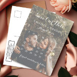 Gouden Pompoen Fotokalender Sla de datum op Aankondigingskaart<br><div class="desc">Deze elegante, minimalistische, en moderne foto bruiloft bewaar de datum kaart is perfect voor het hedendaagse paar. Het beschikt over schattige en chique cursieve witte typografie met een kalender bovenop een romantische speelfoto van het mooie paar. Het bevat ook een faux geprinte roze gouden pompoen die uw specifieke datum benadrukt....</div>