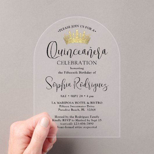 Gouden Quinceañera Crown Chic Trendy Script Modern Acryl Uitnodigingen (Insitu (Draagbaar))