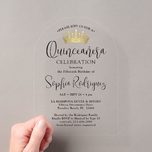 Gouden Quinceañera Kroon Chic Trendy Script Modern Acryl Uitnodigingen (Insitu (Draagbaar))